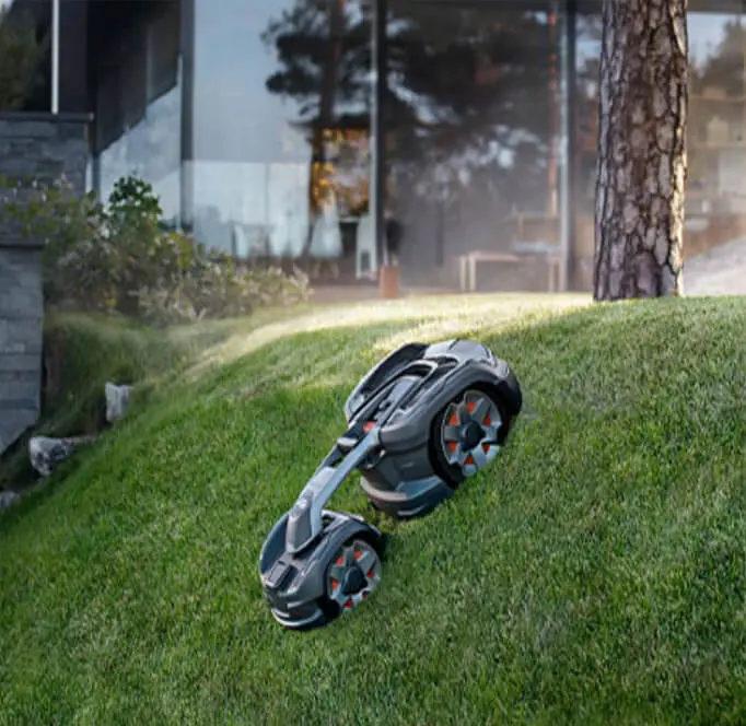 OASIS大洗の芝生を自動で管理するロボット芝刈り機Automower、傾斜地でも稼働可能