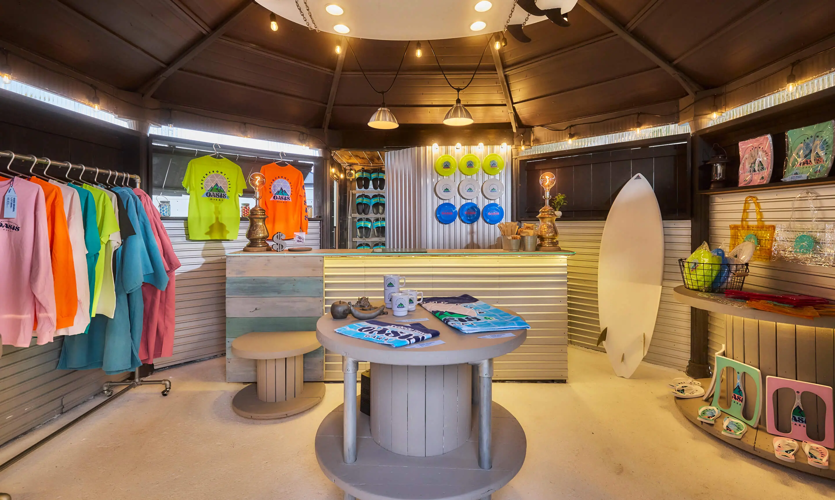 OASIS大洗のショップ店内、カラフルなTシャツや雑貨が並ぶ南国風の空間