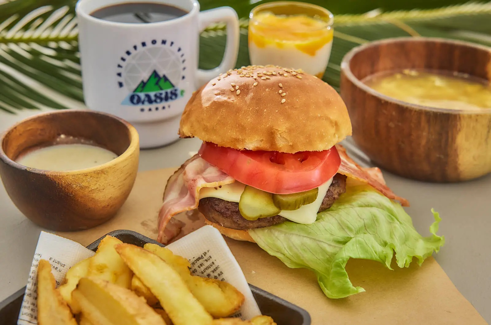 OASIS大洗の朝食ハンバーガーセット、ポテト・スープ・デザート・コーヒー付きの爽やかなモーニングプレート