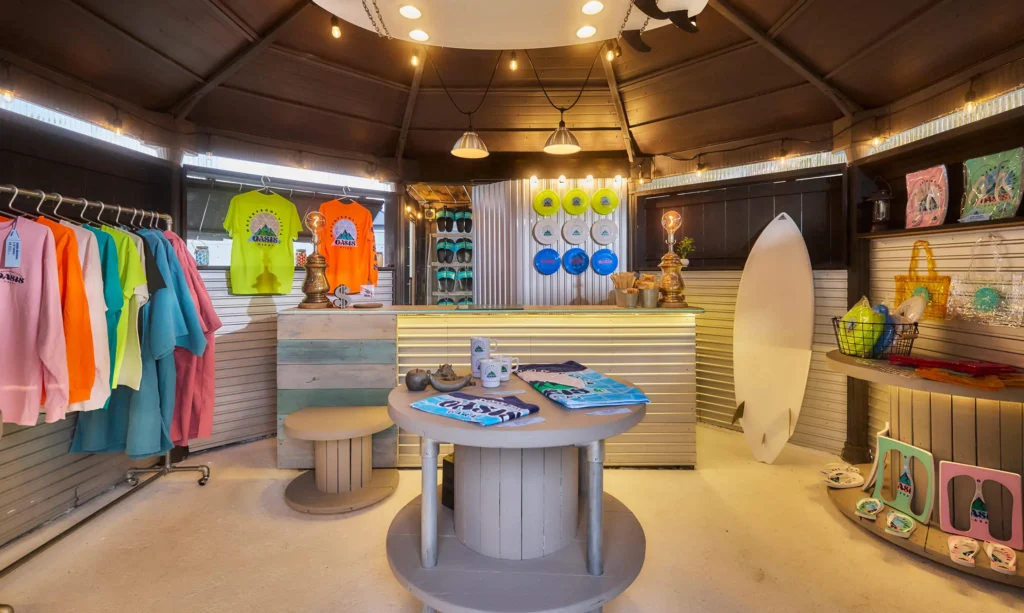 OASISフロントキヨスクのリニューアルとオリジナルグッズ - 茨城・大洗ひたちなかエリアのグランピング施設 Water front Villa OASIS大洗 リニューアルしたフロント兼キヨスクに並ぶOASISオリジナルグッズとビーチアイテム