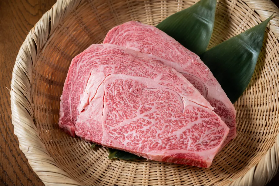 hitachi-wagyu-beef-dinner-oasis-oarai - 茨城・大洗ひたちなかエリアのグランピング施設 Water front Villa OASIS大洗 Premium raw Hitachi Wagyu beef with beautiful marbling, served in a bamboo basket. Available for a luxurious dinner at OASIS-OARAI.