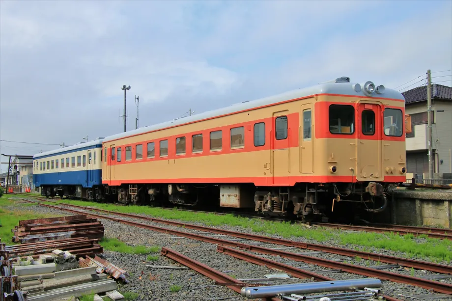 hitachinaka-seaside-railway-ajigaura-oasis-oarai - 茨城・大洗ひたちなかエリアのグランピング施設 Water front Villa OASIS大洗 A retro local train of the Hitachinaka Seaside Railway. The final stop, Ajigaura Station, is just a 5-minute walk to OASIS-OARAI.