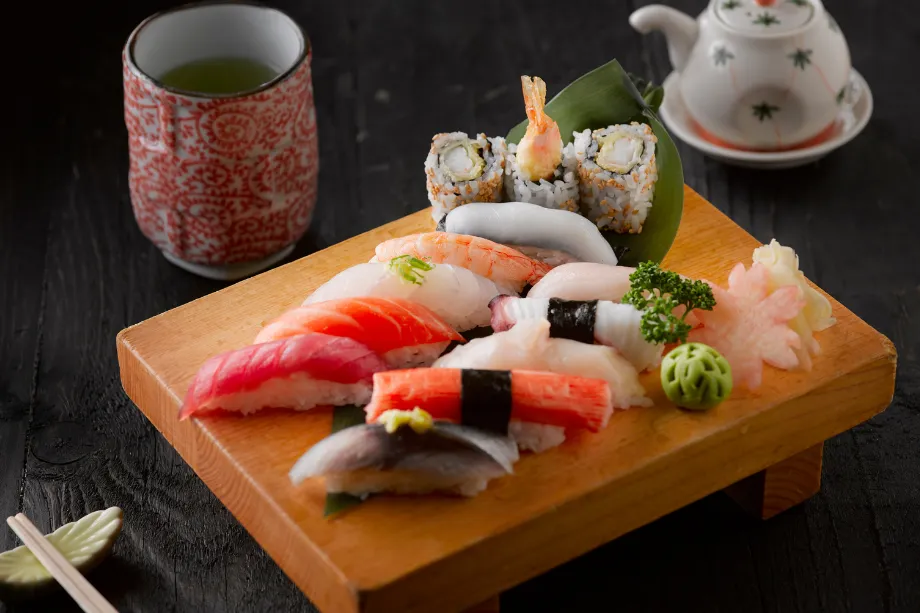 nakaminato-fish-market-sushi-lunch-oasis-oarai - 茨城・大洗ひたちなかエリアのグランピング施設 Water front Villa OASIS大洗 Fresh, authentic Japanese sushi served on a wooden board at Nakaminato Fish Market, the perfect seafood lunch stop before heading to OASIS-OARAI.