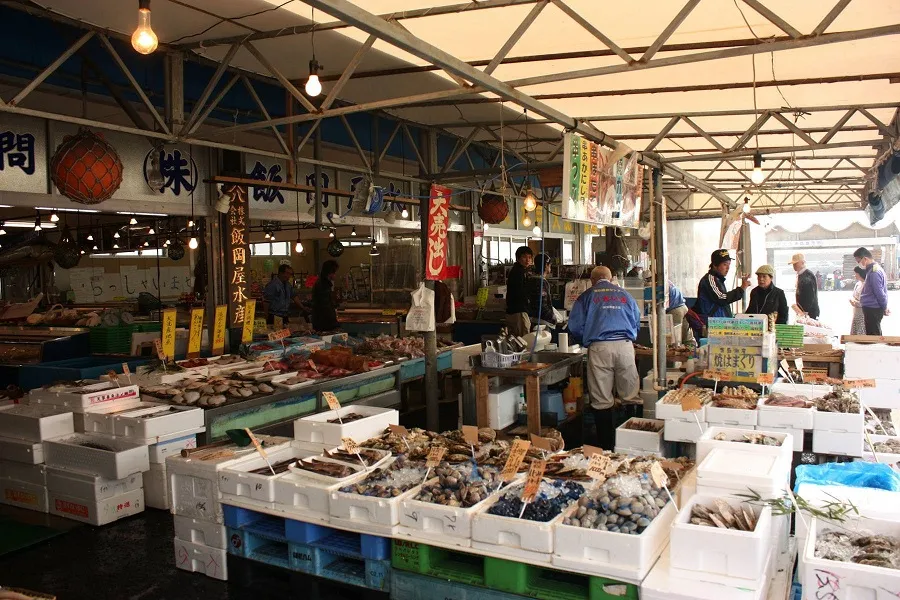 大洗港の鮮魚市場に並ぶ新鮮な魚介類